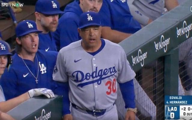 一体、何が起きた…！？ ド軍ベンチ、まさかの判定に“イライラ”「どうした」「なんで？」 “打者ピッチクロック違反”でテオスカーが無念すぎる三振「可哀想すぎ」