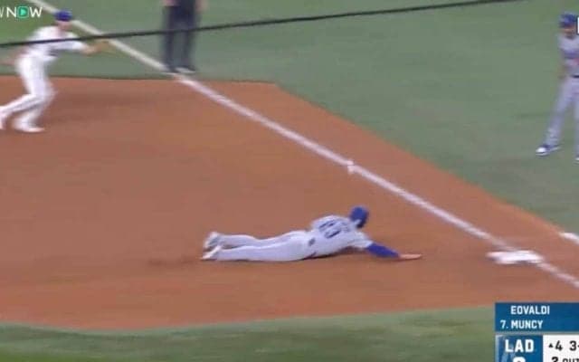 どうした…？ ドジャース走者に“まさかの珍光景”「謎すぎる」 相手投手が無人の一塁へ“牽制悪送球”→ボール直撃「痛そうw」「コンフォート走らんやろ」