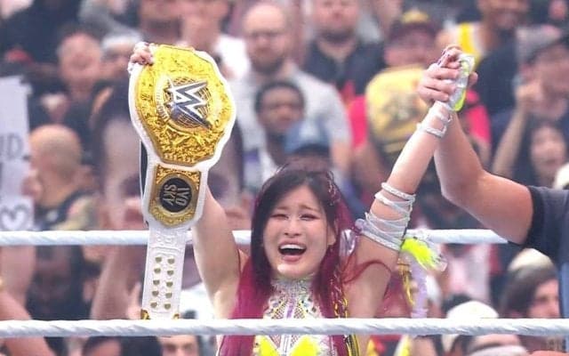 イヨ・スカイ、WWE“最大の祭典”で日本人女子初の快挙！ 女子世界王座防衛に成功 リア、ビアンカとのトリプルスレット戦を制して歓喜…全米熱狂
