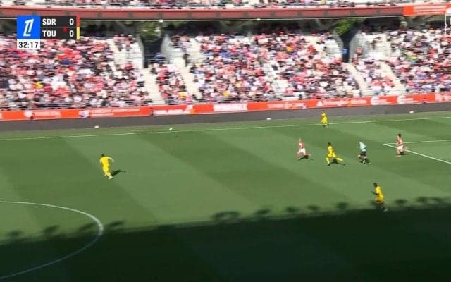 嘘だろ！伊東純也、ひとり爆走の超加速20mスプリントが話題に「どんだけ速いんだよ」「それ追いつくんかい」とんでもない爆速でボール回収した瞬間