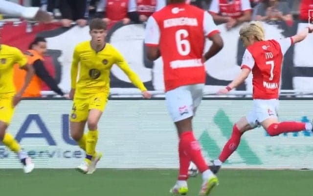 「ワールドクラス」伊東純也、圧巻個人技からの逆足弾丸ミドルにスタジアム騒然「最高の形」イナズマドリブル→超絶タッチで守備翻弄→クロスバー直撃豪快シュート炸裂