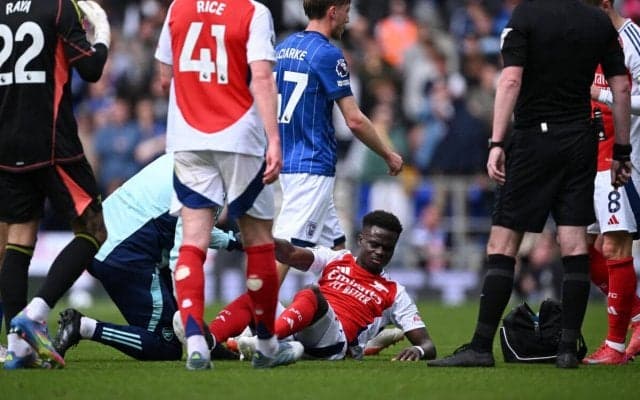 かかと裏に悪質タックルを受けたサカは大事に至らず、アルテタ監督｢幸いにも大したことには見えなかった｣