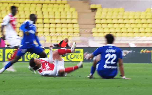 「けっこう削ってる…」南野拓実が“危険すぎる両足タックル”被害で大悶絶＆怒り！「かなり無謀」「怪我しかけた」解説者とファンが苦言を呈した瞬間