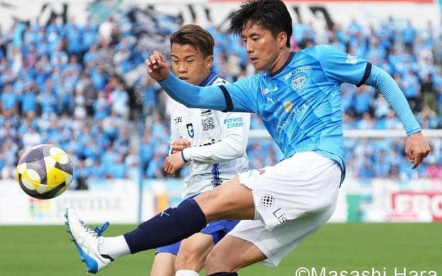 ｢サポーターとの距離が近い｣古巣の本拠地でガンバ山下諒也が｢恩返し｣の同点ループ弾、両軍スタメンに元所属選手4人が名を連ねた｢負けられない｣一戦