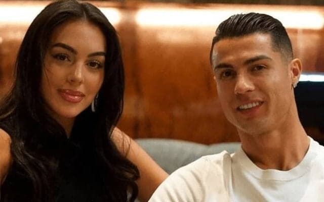 ｢クリスティアーノ、嫉妬しないで｣C・ロナウドの事実婚妻、ブラトップ＆ミニボトム姿で男性と情熱的ダンス！ロナウドも｢いいね！｣で反応