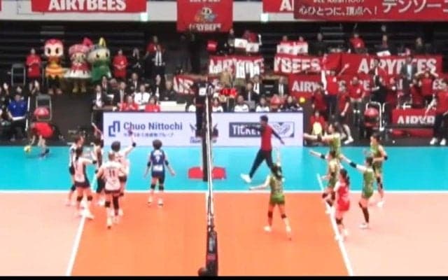 女子バレー、両軍騒然→歓喜の“涙” 激闘の末に劇的結末 審判審議後の判定にアリーナ熱狂