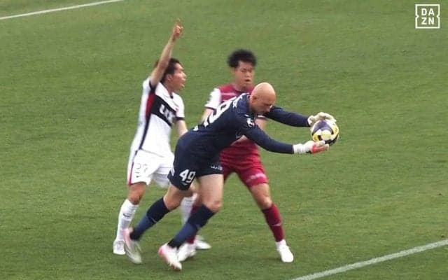 SNS騒然！「ギリアウトでは笑」岡山GKが疑惑の“曲芸ハンド回避”「絶対キャッチしたまま出ただろw」「上手いね」微妙すぎる一部始終にファン注目