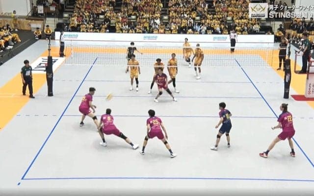 男子バレー、曲がって落ちる衝撃サーブに相手も“お見合い”