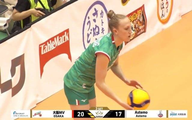 女子バレー、強烈サーブを“飛び跳ねながら”の180（ワンエイティ）レシーブ