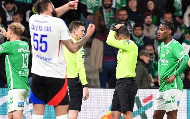 サンテチェンヌに勝ち点はく奪の可能性…勝利したリヨンとのダービーマッチでサポーターの投擲物が副審に頭に直撃