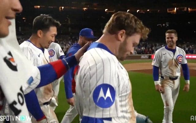 カブス、劇的サヨナラで鈴木誠也の“ユニ引っ張り”に注目 「めっちゃ服引っ張ってる人いる」歓喜の瞬間が話題沸騰