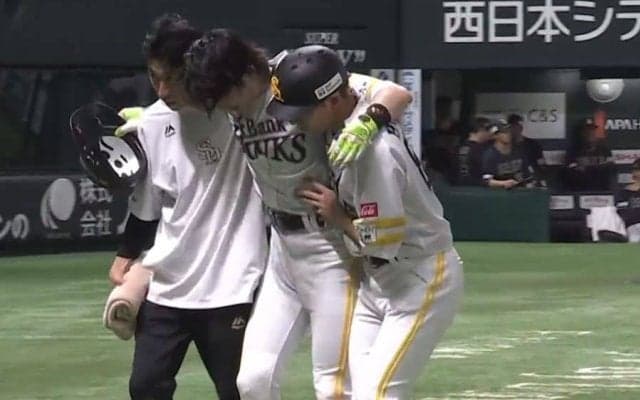 鷹に緊急事態　周東が右膝付近への死球に悶絶…歩けず交代、相次ぐ負傷者に場内騒然