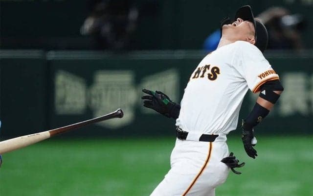 巨人・吉川尚輝、156キロ死球に悶絶　治療で下がるもプレー続行、ドーム拍手
