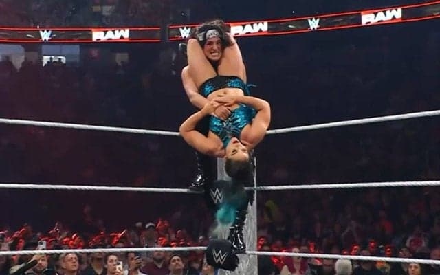 「どこ掴んでんねん！」「脱げちゃう」“デカ女”レスラー、あわやの攻撃にヒヤヒヤ…驚きと困惑の声