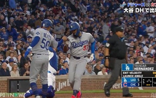 「シャキーンッ！」ド軍の新ポーズ？テオ＆ベッツが見せた“予想外の動き”に「ノリノリ」「かっけえ」ファン騒然