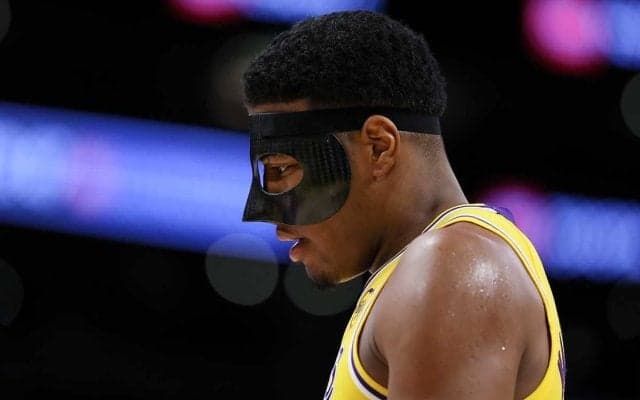 【NBA】「まるで戦士のようだ」レイカーズHC、八村塁を称賛　試合中に顔面負傷し、流血も……　“バットマン・スタイル”でプレー続行