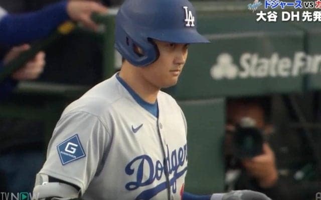 見たことない！ 大谷翔平、一瞬見せた“想定外の動き”「なにこれw」「新パフォーマンス？」 ラッキーヒット直後に“珍リアクション”