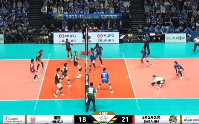 女子バレーで開脚美技→“神の手”レシーブ「スーパープレーが飛び出した！」衝撃の連係に実況驚き