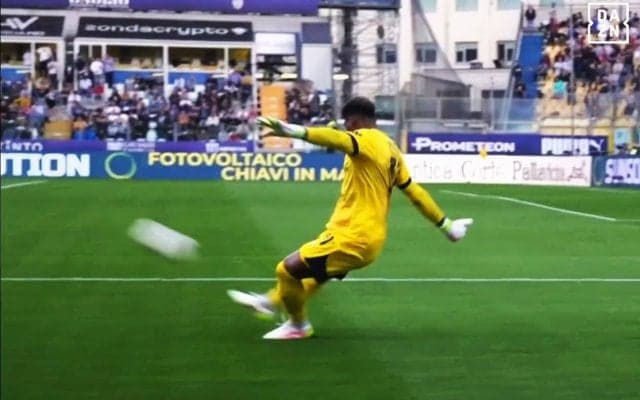 ユヴェントスが混乱！ 鈴木彩艶の“70m超ザイオン砲”に絶賛続々「飛びすぎ上手すぎ」「重くて速いキック」「フィールドプレーヤーよりパワーあるし正確」