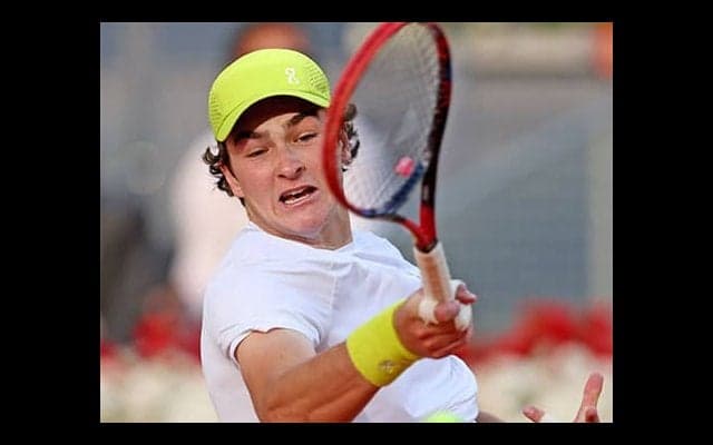  18歳 快勝で初戦突破 