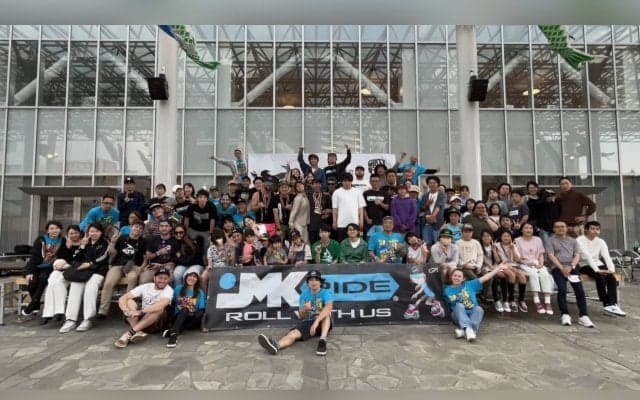 10以上の国や地域から集まったフリースケーターたちが、その頂点を目指し、年に一度しのぎを削る。「フリースケート世界大会」