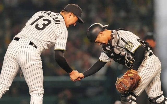 阪神が強い！今季初の5連勝で首位浮上、チームを支える＂扇の要＂を球界OBも絶賛「よくバッターを見ている」