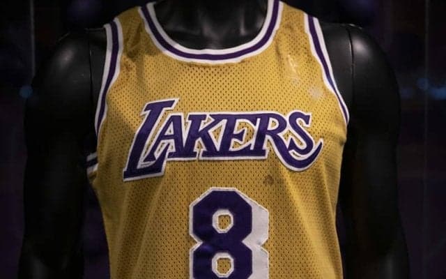 コービー・ブライアントがルーキーシーズンに着用したユニフォームが約10億円で落札