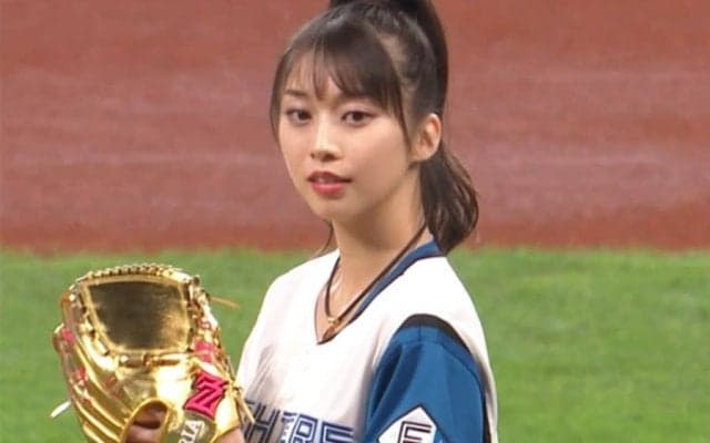 日ハム“ガチ勢”アイドルがエスコン降臨　へそ出し衣装で大暴投も…ニッコリ笑顔