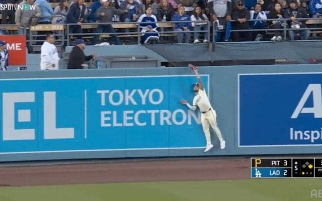 ロウキまかせろ！“絶対に佐々木朗希を助ける男”が今日もミラクルプレー！ 三たび窮地を救ったスーパーキャッチにファン興奮「いつも助かりすぎてる」