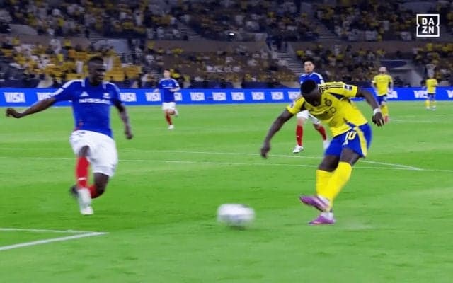 想像を超えるスピード！ アル・ナスルFWの“弾丸ショット”で横浜FMが痛恨失点…「そこ通すかマネ！」「これが世界か…」「異次元すぎる」SNS騒然の一撃