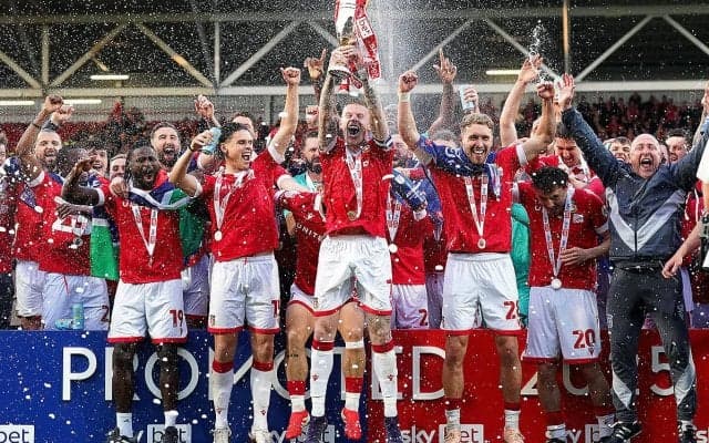 ハリウッド俳優ライアン・レイノルズ保有のレクサムがイングランド史上初の3季連続昇格！　来季は英2部チャンピオンシップでプレー