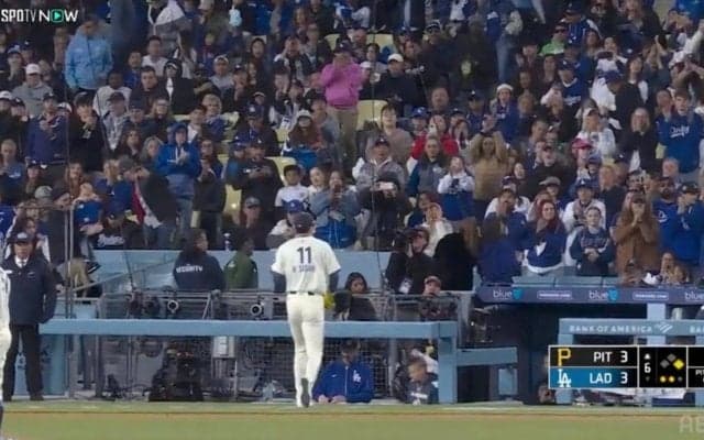 「よくやったぞ！」佐々木朗希に本拠地ファンが“総立ち”大歓声を送る…ロバーツ監督も笑顔で握手 “粘投”を称えた特別な瞬間