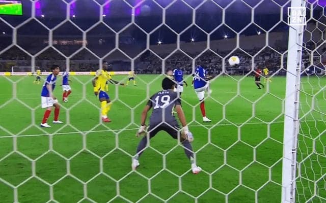 「実質オウンゴール」横浜DFの“衝撃クリアミス” にSNS騒然！「ショッキングな失点」「試合が壊れた」「デンの守備はどうにかならんのか…」先制点献上の瞬間【ACLE】