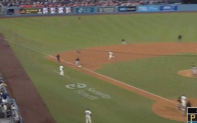 捕手が激昂！ 大谷翔平、警戒されてるのに全力スタート→“爆速盗塁”をあっさり決める… ファン騒然「走るんかい！」「そらキレるw」