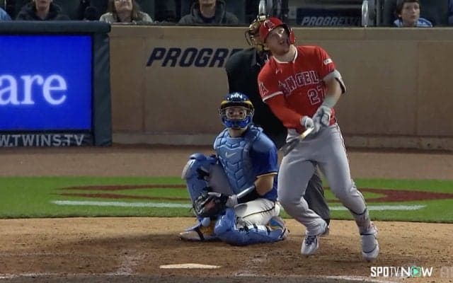 トラウト、衝撃のMLBトップ弾に内野手“確信棒立ち” 現地実況も絶叫「No.9！No.9！」→ベンチで「消防士ヘルメット」反響続々