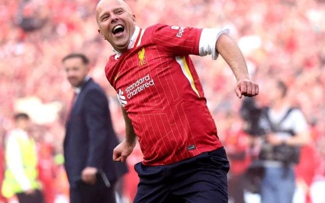 プレミアリーグ制覇のスロット監督が前任のクロップ氏に謝意｢彼の残したチームがトロフィーを獲得できた｣