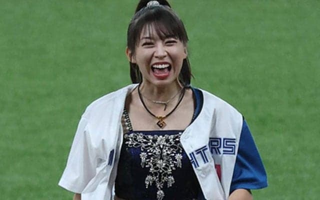 まさかのハプニングに人気アイドル“赤面”「可愛すぎる」　大暴投直前の一幕に爆笑