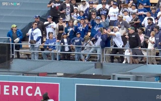 ド軍テオスカー、通算200号アーチの裏で“珍事” 観客が「しまった！」記念ボールの行方…歓喜のスタンドで天を仰ぐ瞬間