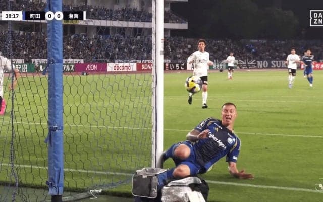 ガシャン！ 町田FWが“ポスト激突”で衝撃音→スタジアム＆SNS騒然「すげぇ音した」「それは痛い…」「デューク大丈夫か？」