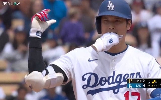 こういう大谷翔平が見たかった！日曜“パパ初安打”で破顔…感情溢れた塁上の5秒間 歓喜のポーズ連発「ニコ谷」「笑顔かわええ」