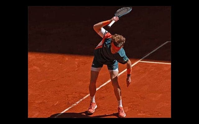  前年王者敗退 ラケット叩きつける 