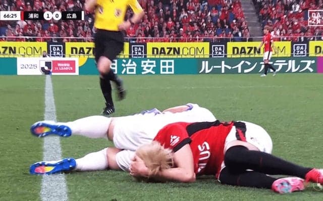 「一発レッドだろ！」後頭部に“回転キック”が直撃→スタジアム騒然「まじで荒い」「今のはねえだろ」「蹴りやがって！」浦和FWと広島MFがクラッシュした瞬間
