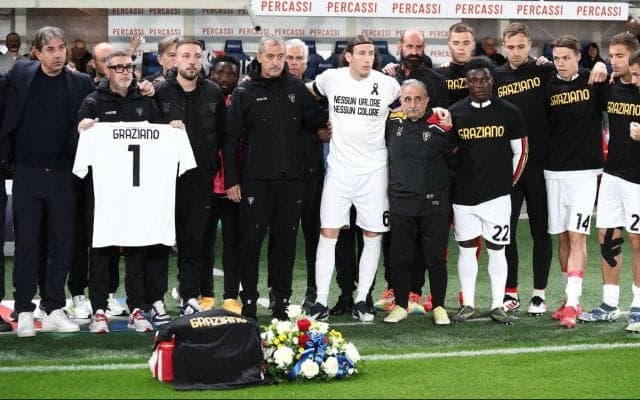 「死の序列が浮かび上がる」レッチェがセリエAに猛抗議、スタッフ急死での延期試合の決定に不満を示し無地のユニフォームで抗議「踏みにじられた価値観」