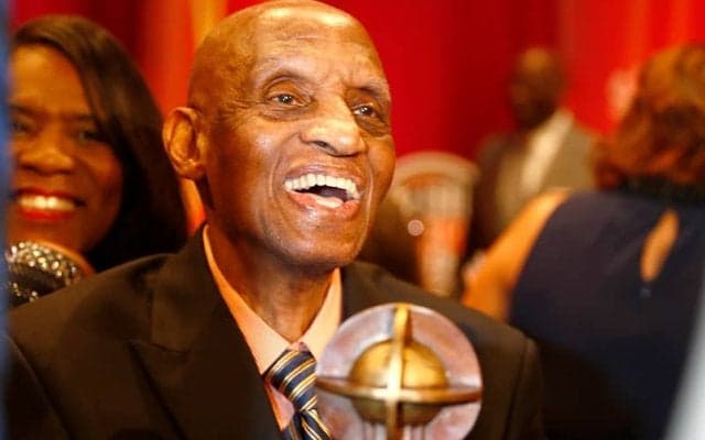 “フェイダウェイの考案者”ディック・バーネットが88歳で他界…2024年にバスケットボール殿堂入り