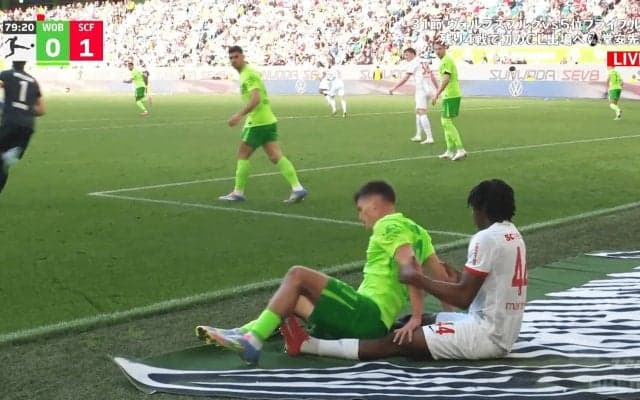 一体なにが…？ 激怒の“突き飛ばし”でスタジアム騒然！「それはキレる」「プロレスかよ」「喧嘩するな」一触即発の瞬間