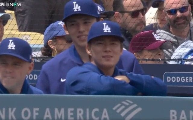 「3兄弟最高！」 山本由伸と佐々木朗希が見せた“一瞬の表情”にファン歓喜… 中継カメラがとらえた“ほっこりシーン”「朗希笑ってる！」「みんな嬉しそう」