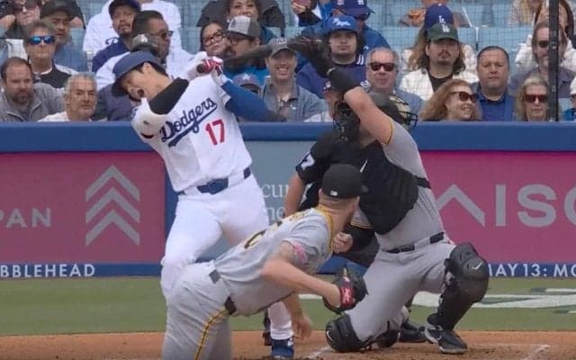 球場騒然！ 大谷翔平に“絶叫ハプニング”「危なっ！」 あわや死球をギリギリ“神回避”… 体勢がスゴいことになる「なんで笑ってる？w」