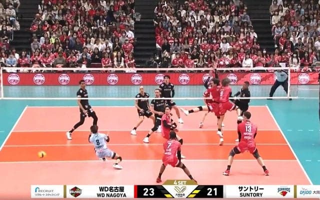 アリーナのファンが騙された！？ 男子バレー、打つ気“ゼロ”から振り向きざま超強烈スパイク スーパーエースが意表を突く“一撃”