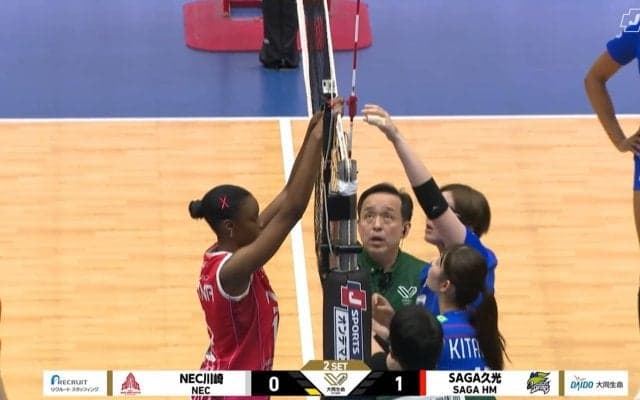 え、なんか壊れた！？ 女子バレーの大一番で“ほっこり”珍事 ライバル同士が共同で修復作業