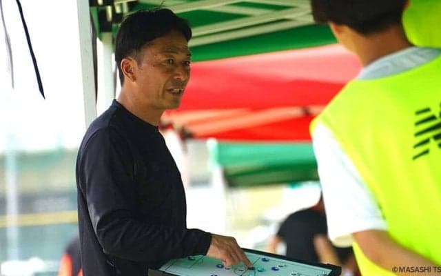 無邪気な46歳の新指揮官が身を投じた冒険のはじまり。昌平高校・芦田徹監督が携えるサッカーと生きていく覚悟　高円宮杯プレミアリーグEAST 柏レイソルU-18×昌平高校マッチレビュー